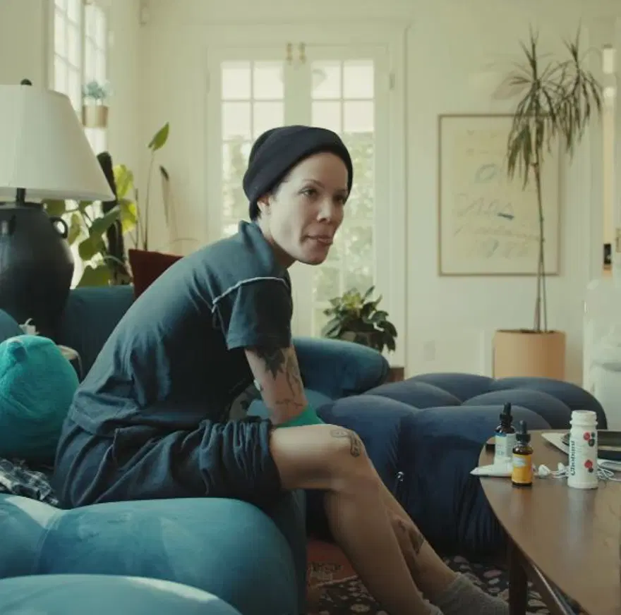 Halsey hastalığını paylaştı: Yaşlı bir kadın gibi hissediyorum 1
