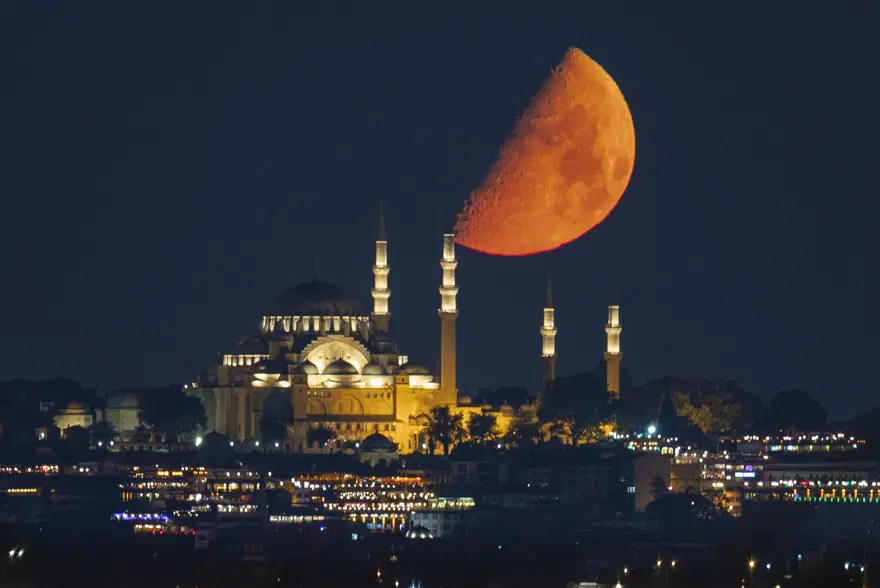 İstanbul'da yarım ay manzaraları 