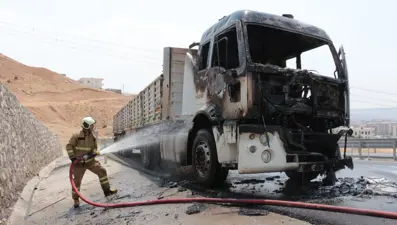 Seyir halindeki TIR alev alev yandı