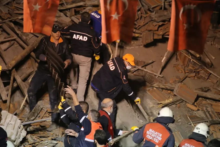 Malatya'da iki katlı bina çöktü: Olay yerinden fotoğraflar 30