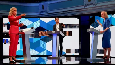 İngiltere&#x27;de Sunak ve Truss’ın canlı yayındaki tartışması sırasında sunucu bayıldı