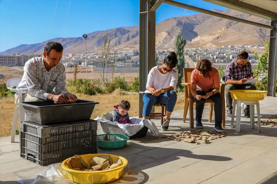Arkeolog çiftin bebeği Sarya Hasankeyf kazı ekibinin neşe kaynağı oldu 18 Arkeolog çiftin bebeği Sarya Hasankeyf kazı ekibinin neşe kaynağı oldu 18