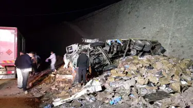 Erzurum'da dinamit yüklü kamyon devrildi: 2 ölü
