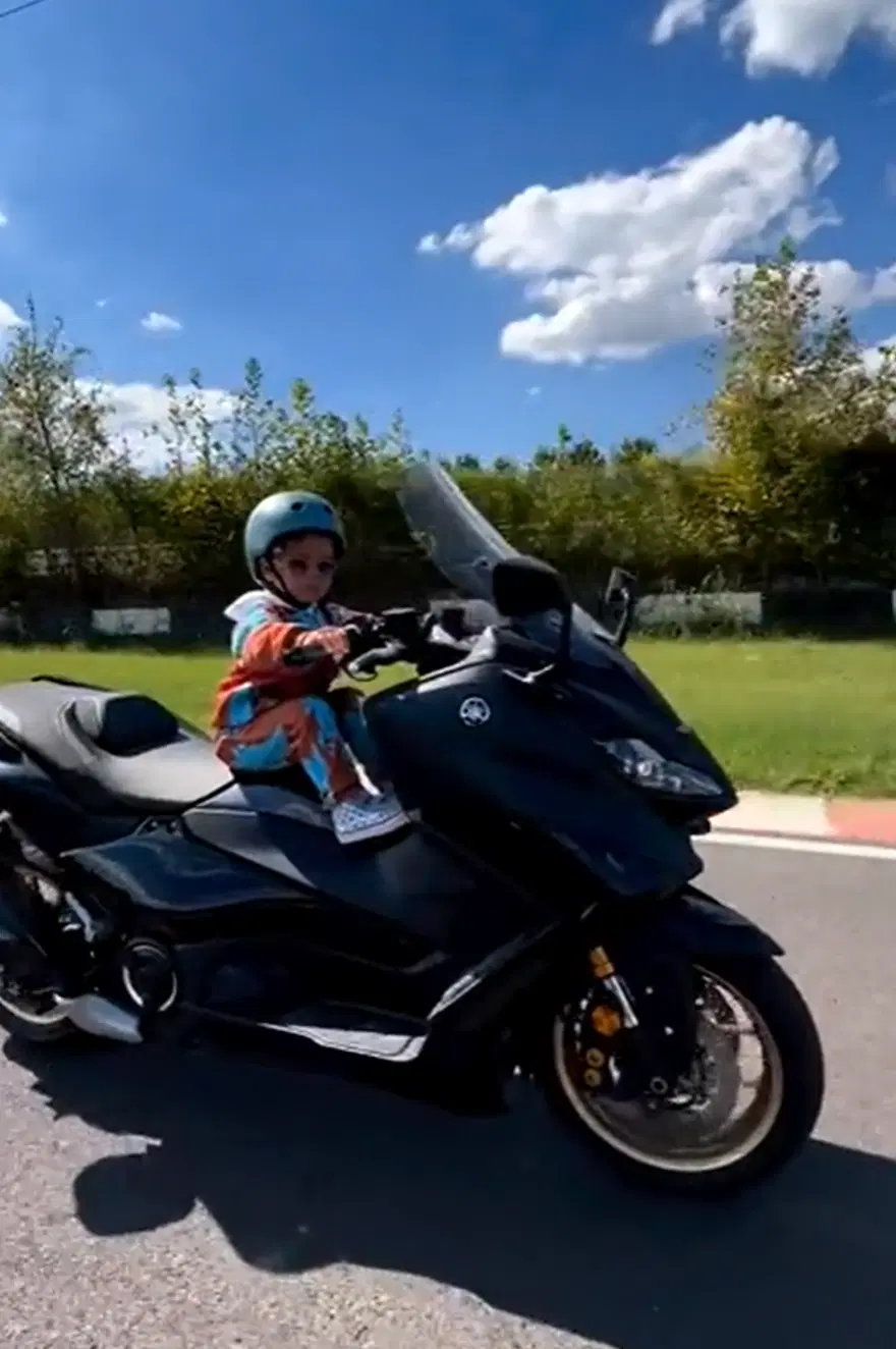 Kenan Sofuoğlu'nun 3 yaşındaki oğluna motosiklet kullandırması gündem oldu 2