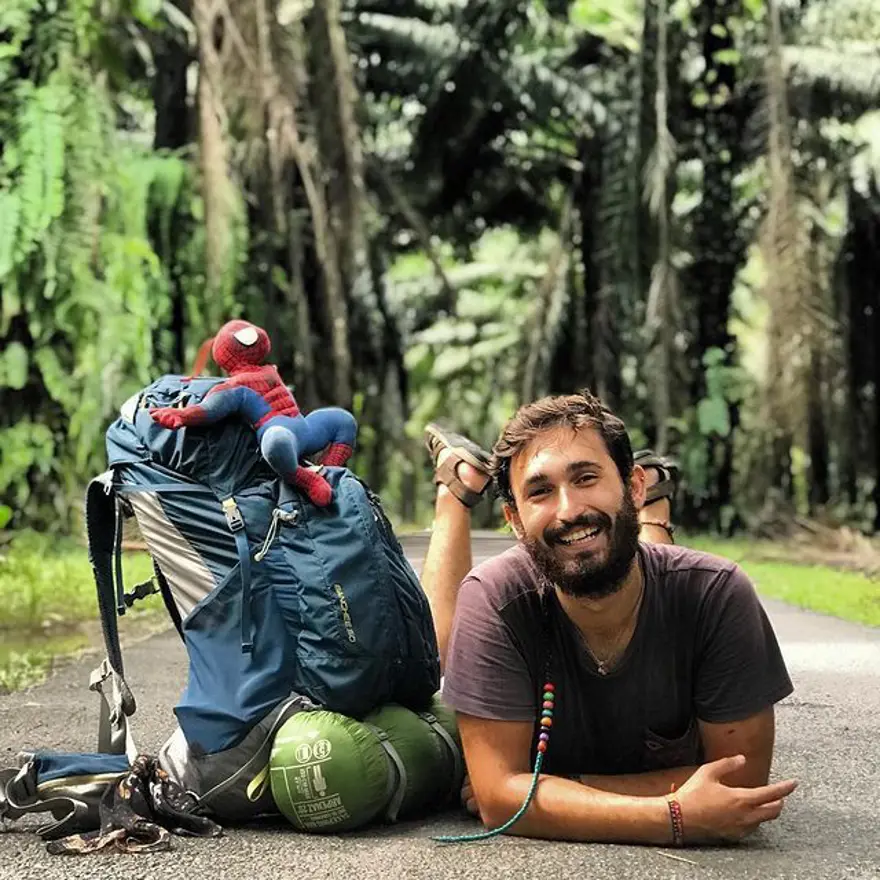 Türk gezgin Berkan Bilgiç bileklik satarak 40 ülke gezdi 