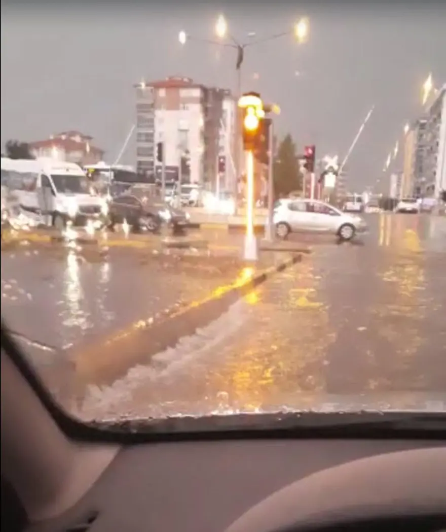 Uşak'ta sağanak: Yollar göle döndü, evleri su bastı 3