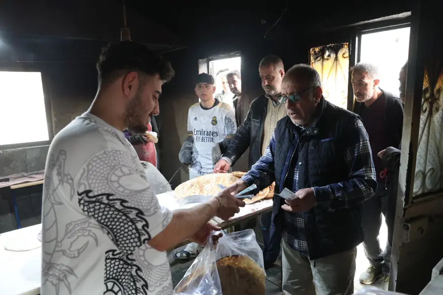 2 çeşit ekmek için 7 kilometre yol kat ediyorlar: Saat 15.00'de yoğunluk başlıyor 