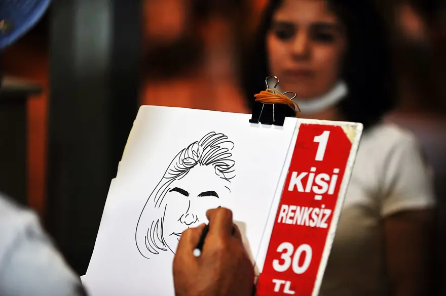 50 yıldır aynı parkta resim çiziyor 2 50 yıldır aynı parkta resim çiziyor 2