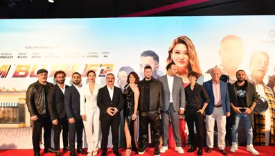 Nurgül Yeşilçay, Cengiz Bozkurt gibi oyuncuları kadrosunda bulunduran 'Kim Bu Aile?' filminin galası yapıldı