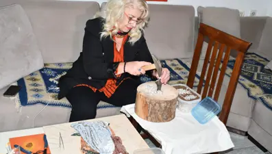 Sahilden toplayıp sanat eseri haline getiriyor... Taşı konuşturan kadın!