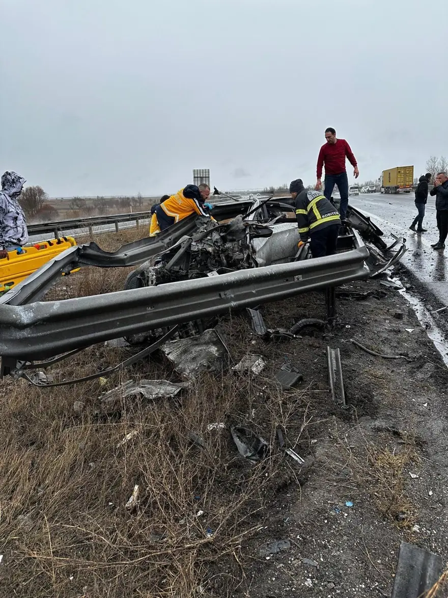 TEM'de feci kaza: Otomobil bariyerlere ok gibi saplandı 4