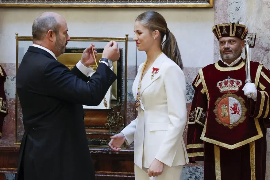 Bağlılık yemini eden Prenses Leonor artık resmen geleceğin kraliçesi 16 Bağlılık yemini eden Prenses Leonor artık resmen geleceğin kraliçesi 16