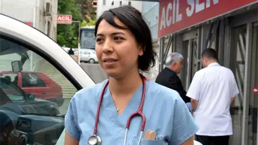 Kızına rapor vermeyen doktora yumruk attı