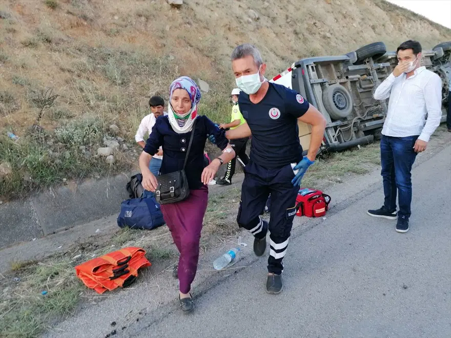 Tokat'ta yolcu minibüsü devrildi: 16 yaralı 4 Tokat'ta yolcu minibüsü devrildi: 16 yaralı 4