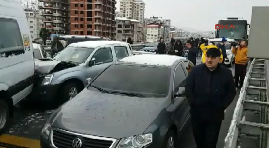 15 araç birbirine girdi, yaralılar var 3 15 araç birbirine girdi, yaralılar var 3