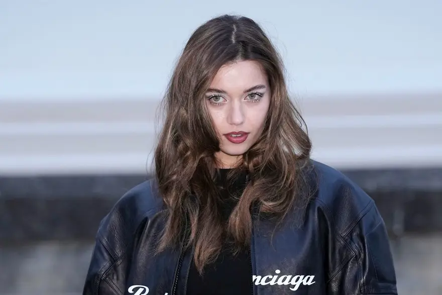 Afra Saraçoğlu Paris Moda Haftası'nda! Simsiyah görünümüyle göz kamaştırdı 3