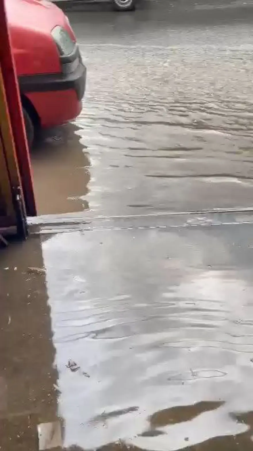 İstanbul'un Anadolu Yakası'nı sağanak vurdu: Yollar göle döndü, İETT otobüsünü su bastı 