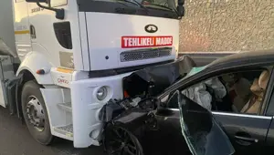 Yakıt tankeri ve otomobil kafa kafaya çarpıştı: 3 ölü, 4 yaralı