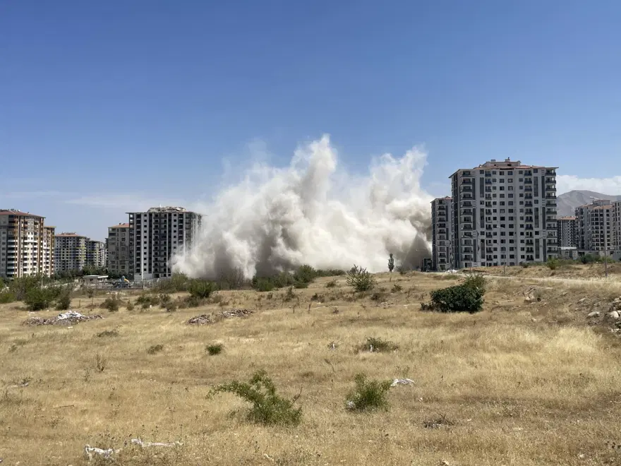 Malatya'da ağır hasarlı 2 bina patlayıcıyla yıkıldı 4