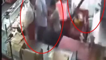 Otomobil kasap dükkanına daldı