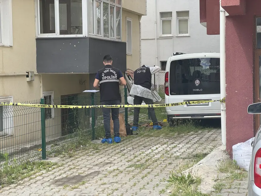 Evdeki tartışma kavgaya dönüştü, bıçaklayıp balkondanattılar 1