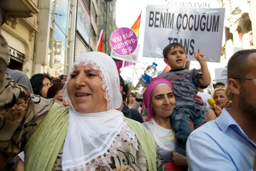 İstanbul'dan 'gökkuşağı' geçti 27