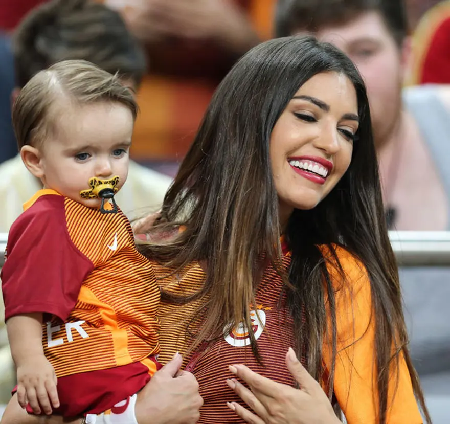 Wesley Sneijder ve Yolanthe Cabau Ibıza Adası'nda gece kulübü açıyor 2
