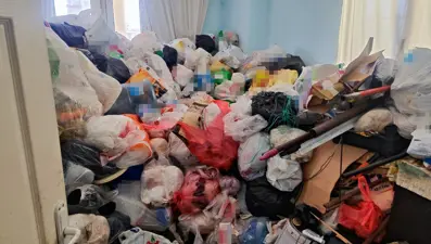 Komşular kötü kokuya dayamadı: Evden iki kamyon çöp çıktı