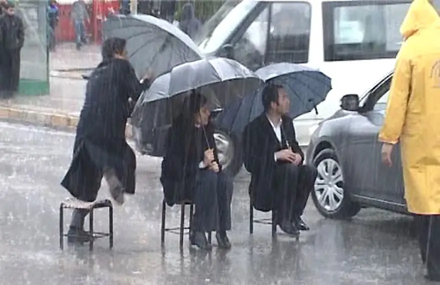 Yağmur altında itaatsizlik ve tekme 1
