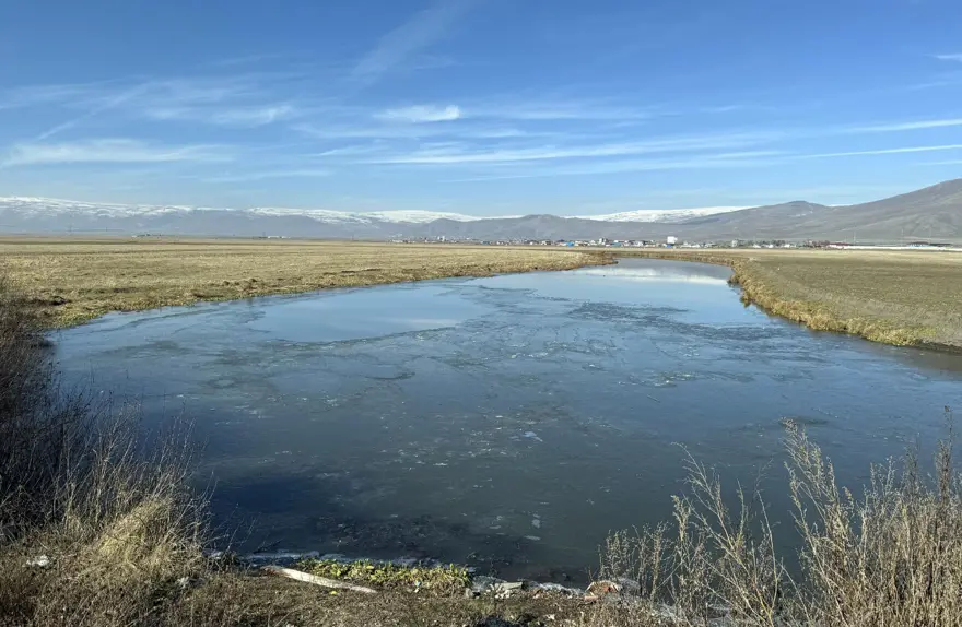 Hava sıcaklığı eksi 9 dereceye düştü: Nehir yüzeyi buz tuttu! 