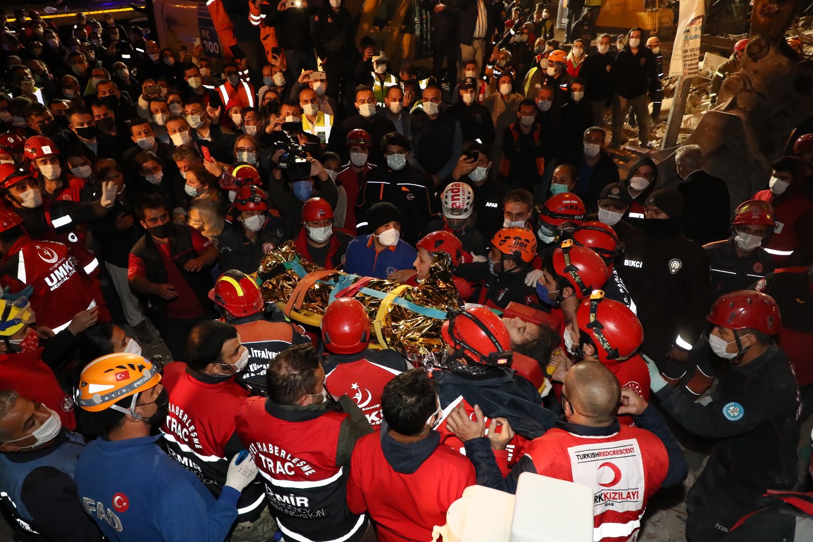 14 yaşındaki İdil, 58 saat sonra enkazdan sağ çıkartıldı