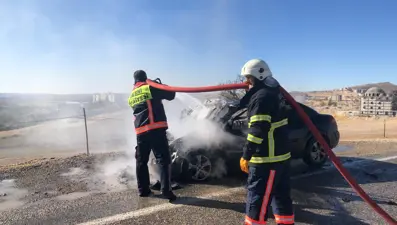 Seyir halindeki otomobil yandı