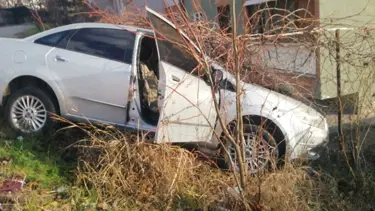 Karabük'te otomobil istinat duvarında asılı kaldı: 1 yaralı