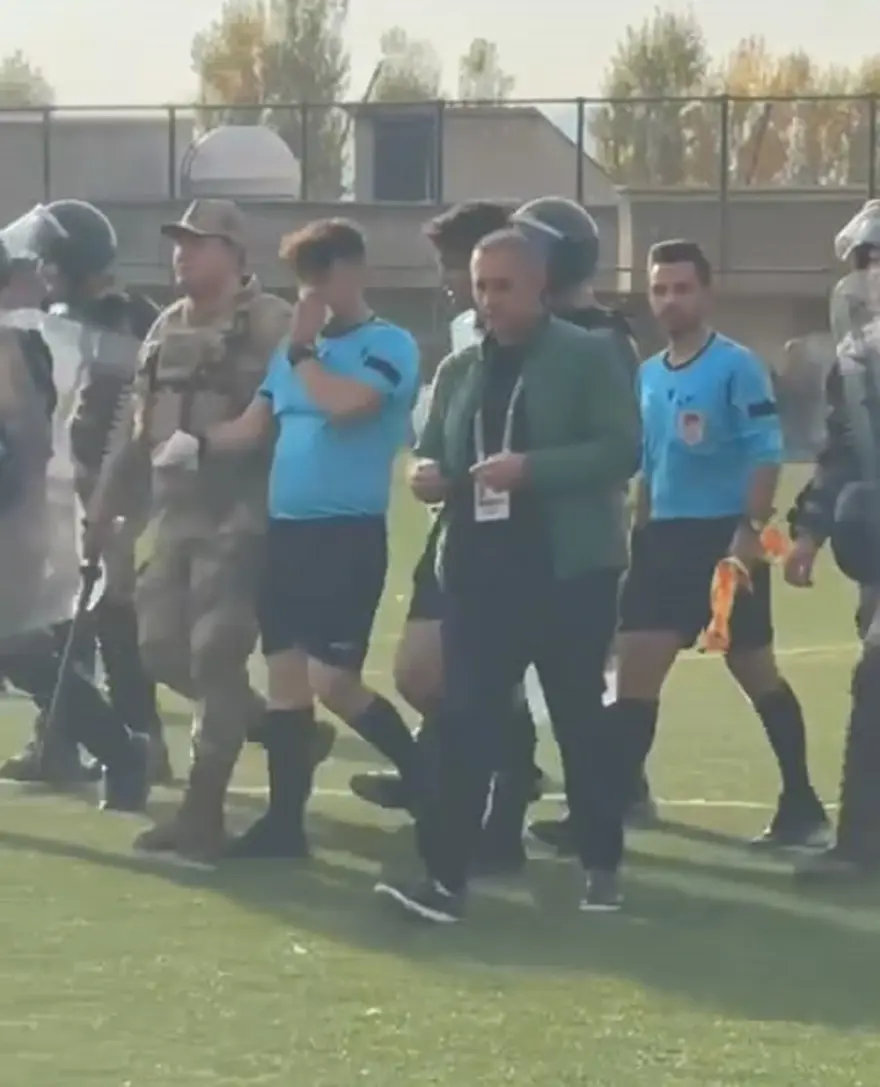 Bitiş düdüğü çaldı saha karıştı: Hakem ve rakip oyunculara saldırıya jandarma müdahale etti 14