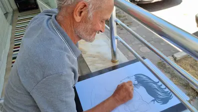 Emekli oldu, içinden yetenek çıktı: Çizdiği resimlerle hayran bırakıyor