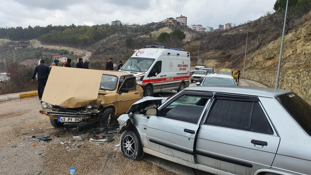 Manisa'da iki araç virajda çarpıştı