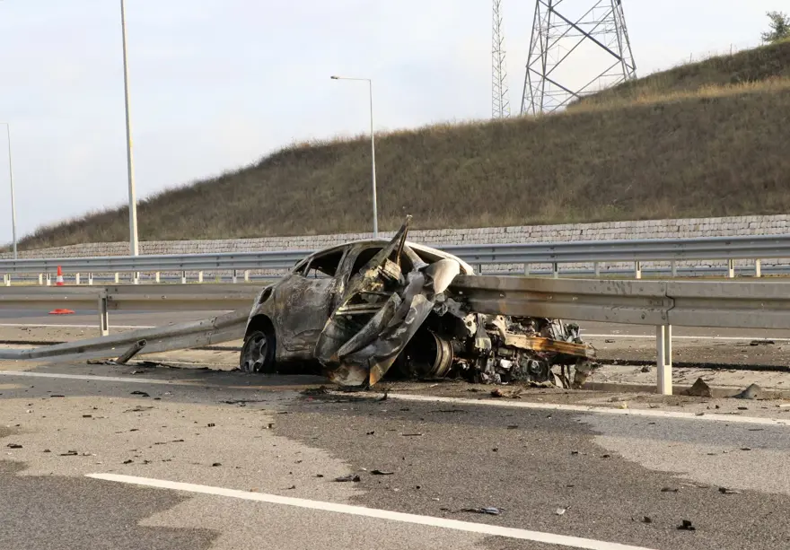 Kuzey Marmara Otoyolu'nda otomobil bariyere ok gibi saplandı: 2 ölü 2