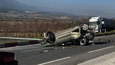 Aydınlatma direğine çarptı, hurdaya döndü: 2 yaralı