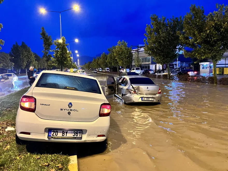 Kuvvetli sağanak birçok ilde hayatı felç etti: Sele kapılan 3 kişi hayatını kaybetti, 1 bebek kayıp 50