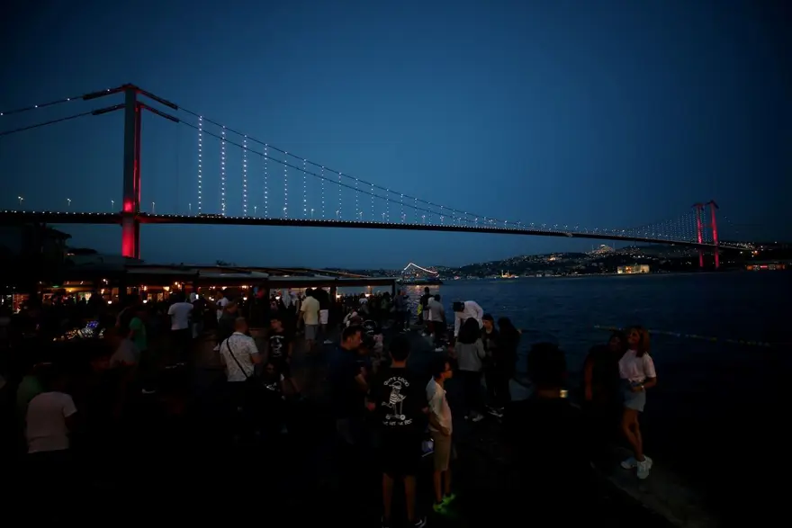 İstanbul'un tarihi simgeleri Milli Takım'a destek için Kırmızı-Beyaza büründü 4