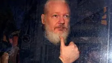 Assange ABD'ye iade davasında hakim karşısına çıktı