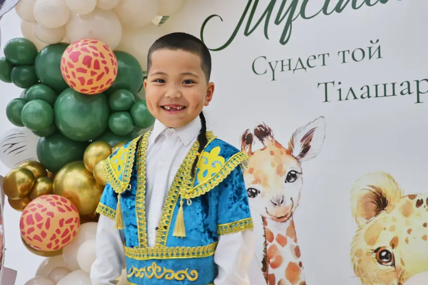 Kazakistan'da ilginç gelenek: Doğduğundan beri uzattığı saçları merasimle kesildi 3