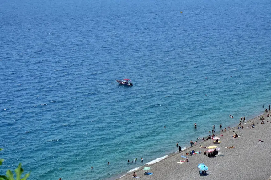Antalya'da nem yüzde 80'i buldu! Sahiller dolup taştı 4