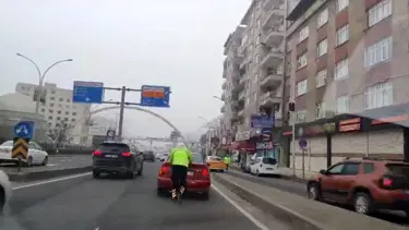 Yakıtı biten aracın imdadına trafik polisi yetişti