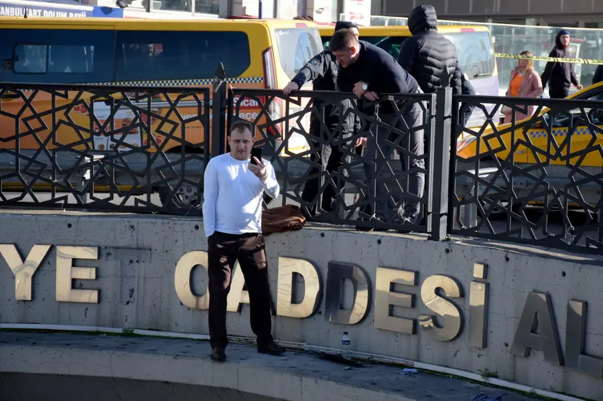 Rusya-Ukrayna savaşını protesto etmek için Taksim'de intihar girişimi 4