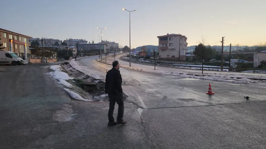 Gizli buzlanma kazası:Servis devrildi, 7 işçi yaralandı 5 Gizli buzlanma kazası:Servis devrildi, 7 işçi yaralandı 5