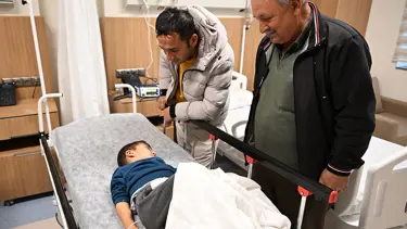 Adıyaman'da kuduz köpek saldırısına uğrayan çocuk yüzünden yaralandı