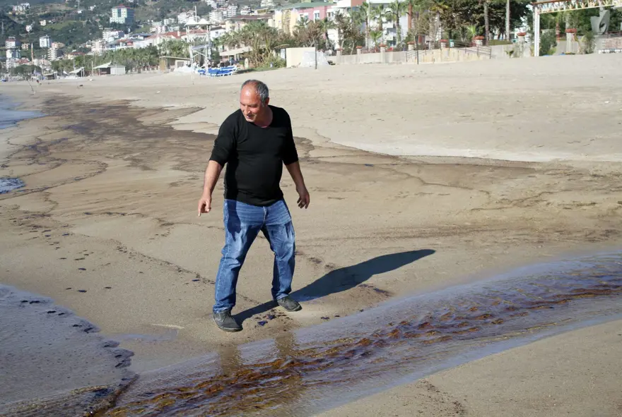 Alanya'daki mavi bayraklı plaja kalorifer yakıtı sızdı 3