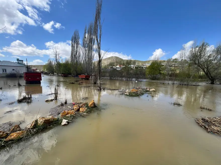 Bayburt'ta sağanak yağış: Dere taştı, köy su altında kaldı 2