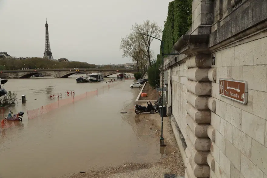 Paris'te Seine Nehri yükseldi 16
